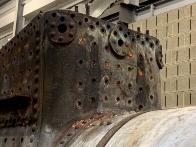 Ausgebohrte Kupfernieten / Bolzen, ausserhalb der Feuerbüchse (dazu wurde der Kessel auf den Kopf gedreht)