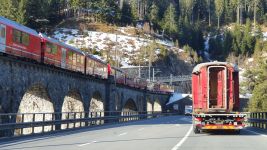 Kreuzung des Bernina Expresses mit der MITROPA- Küche auf den Brücken von Solis