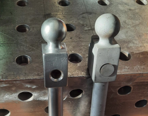 Original Griffstangen, vorher der Aufarbeitung (rechts), nach der Aufarbeitung (Links)