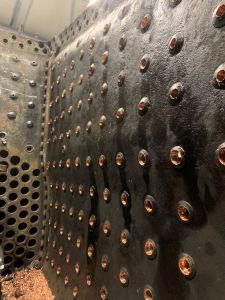 Ausgebohrte Kupfernieten / Bolzen (im Innern der Feuerbüchse)