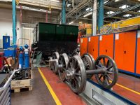 Die demontierten Achsen wurden vor der Lok abgestellt.