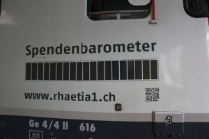 Mit 19 symbolischen Kohle-Briketts gefüllter Spendenbarometer auf der Kohle-Lok.