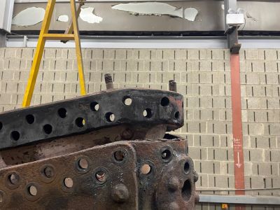 Sorgfältiges Anheben der kupfernen Feuerbüchse