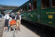 Bemerkenswerter Einsatz der jenazer Jugend als Perronverkäufer