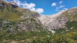 Grandioses Bergpanorama, eindrücklich wie sich der Gletscher zurückgezogen hat (Rhone-Gletscher). Die Gletscherzunge befindet sich über der Felskuppe