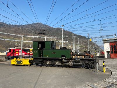 Die G 3/4 Nr.1 verlässt ihren Standplatz in der Betriebswerkstätte und zeiht in die Hauptwerkstätte um